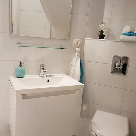 Lily アパート ロヴィニ