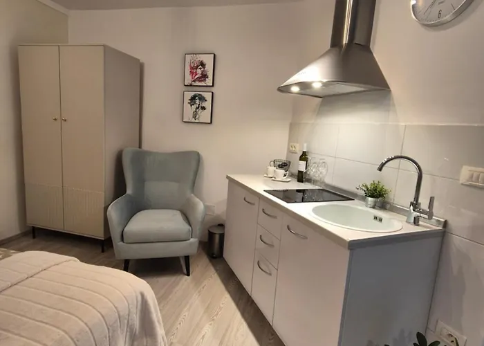 Lily Апартаменты *